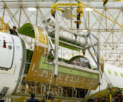 Installation der Frachttür beim E190F.