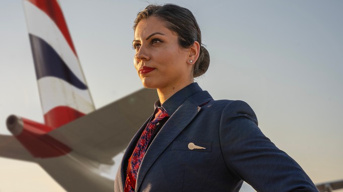 Für die Flugbegleiterinnen  gibt es zwei Optionen: Eine Kleid-, Rock- und Hosenoption sowie ein Jumpsuit - eine Premiere für eine Fluggesellschaft. Auch eine Tunika- und Hijab-Variante gibt es..