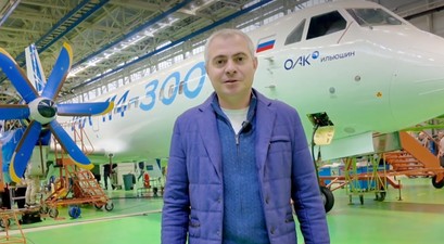 Ilyushin-Chefs Daniil Brenerman vor der Il-114-300: Das erste Flugzeug hat jetzt die Kabinenausstattung bekommen. 