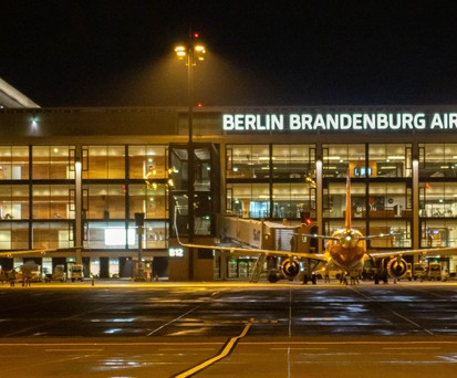 Erster Nachtbetrieb: Einige Stunden nach den beiden Premierenlandungen trafen auch die ersten kommerziellen Flüge am BER ein.