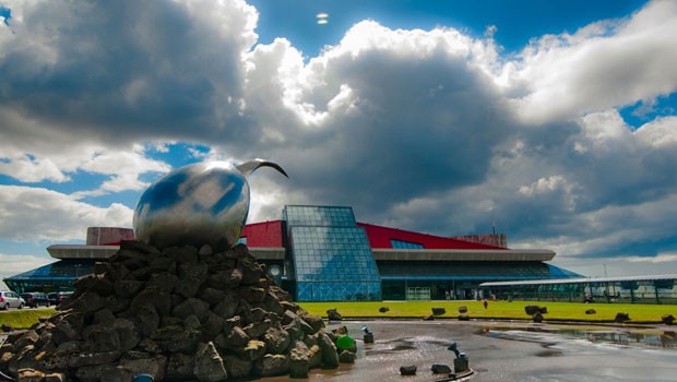 Rang drei: Keflavik Airport Reykjavik - sieht gar nicht so übel aus. Doch Verbotsschilder weisen Reisende extra daraufhin, dass schlafen hier nicht erlaubt ist.