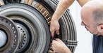Ein Forscher bei der Triebwerksreinigung: Künftig soll das in 20 Minuten funktionieren.