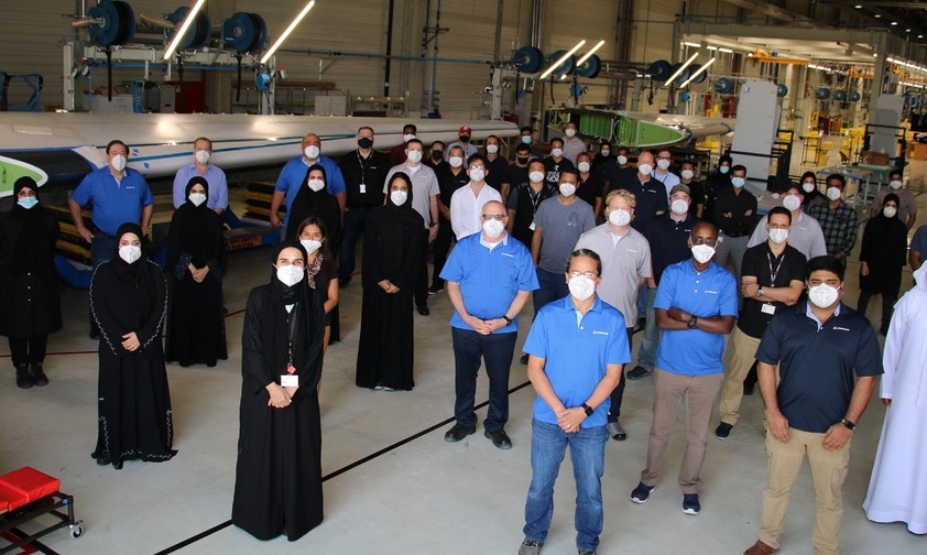 Mitarbeiter vor einem Seitenleitwerk für eine Boeing 787: Erstmals gebaut in den Vereinigten Arabischen Emiraten.