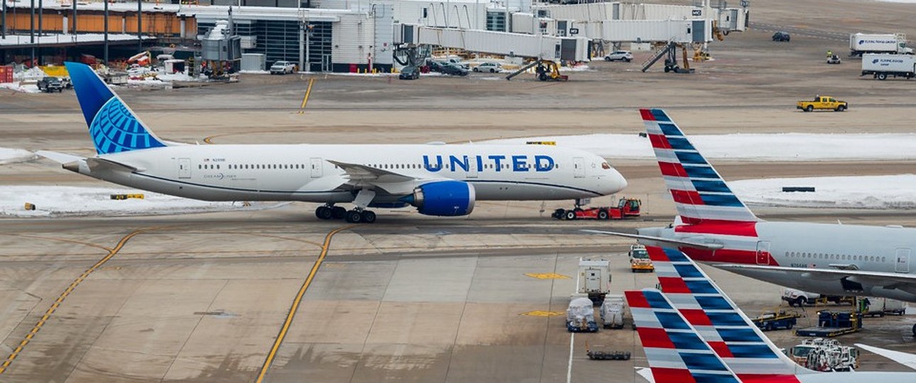 Flugzeuge von American Airlines und United am Flughafen Chicago O'Hare: Beide Airlines kämpfen um Marktanteile. 