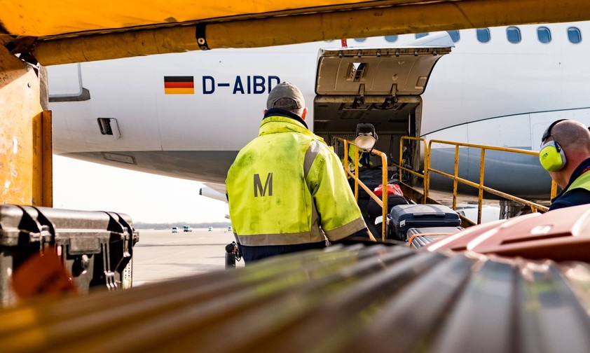 Mitarbeitende von Aeroground fertigen ein Lufthansa-Flugzeug ab: Künftig will der Konzern einen eigenen Bodendienstleister betreiben.
