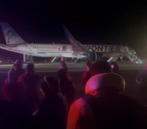 Der Airbus A321 Neo von Frontier: Die Passagiere verließen das Flugzeug über die Notrutschen.