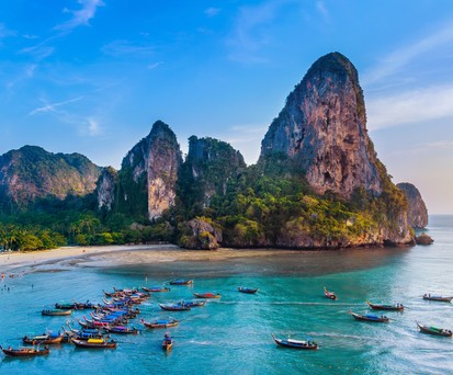 Longtailboote in der Bucht von Krabi