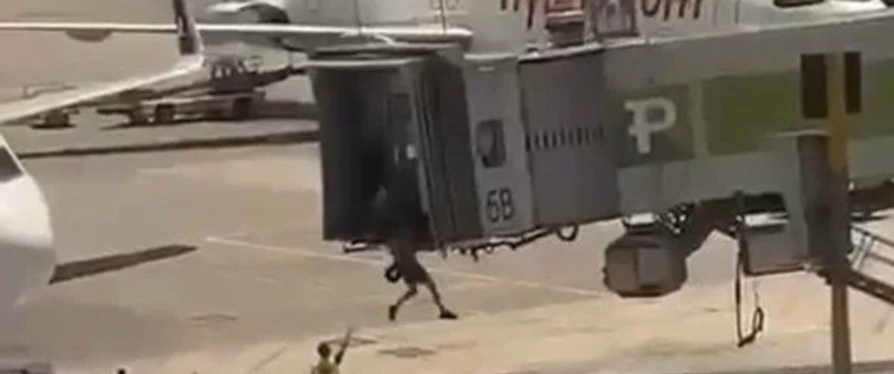 Szene aus dem Video: Der Mann sprang aufs Vorfeld.