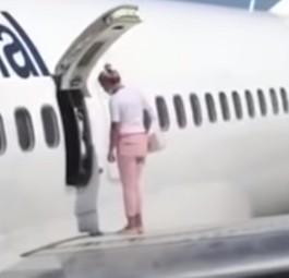 Passagierin spaziert auf Flügel von Boeing 737