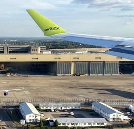 Airbus A220 von Air Baltic über London-Heathrow: Im Auftrag von Eurowings.