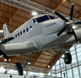Bei der Messe Aero Friedrichshafen ist schon ein Modell der Junkers Ju-52 NG zu sehen.