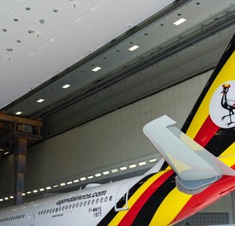 Auf dem Leitwerk des Airbus A330 Neo von Uganda Airlines prangen die Landesfarben...