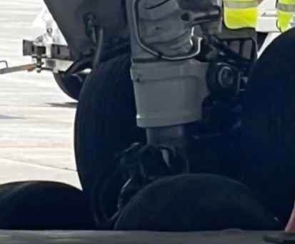 Dreamliner von Qatar Airways bleibt in Gullyschacht stecken