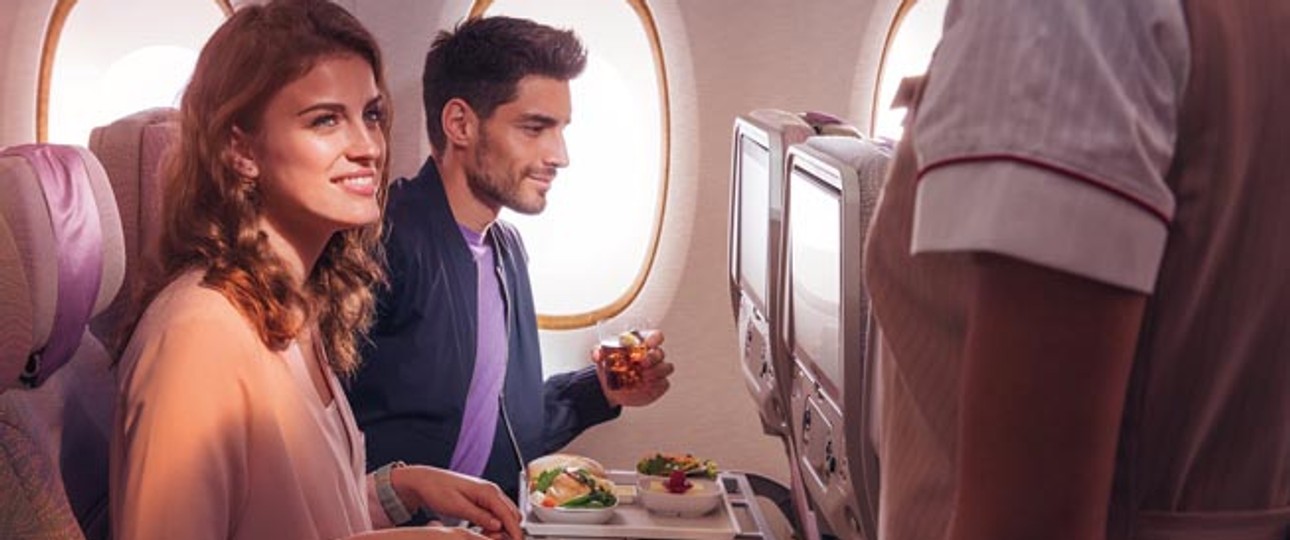 Economy-Passagiere: Wem egal ist, wo er sitzt, der kann den Zuschlag wie bei anderen Airlines umgehen.