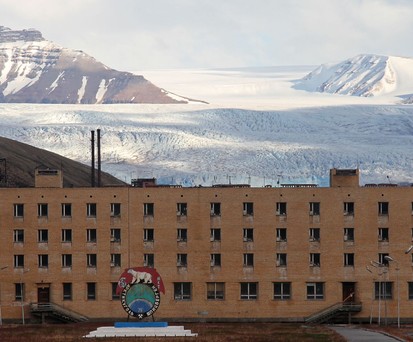 Der Ort Pyramiden auf Spitzbergen: Auch ein Flugzeugabsturz trug dazu bei, dass Russland die Kohleförderung hier einstellte. Kommen nun russische Touristen?