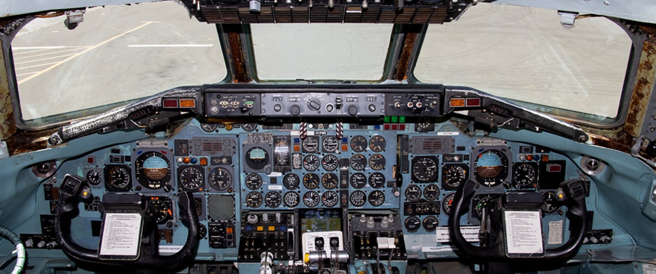 Der Uhrenladen: Das Cockpit der Douglas Dc-9 von Skydive Perris ist noch ursprünglich.