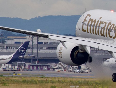 Flugzeuge von Emirates und Lufthansa: Nur eine von beiden Airlines hat Grund zur Freude.