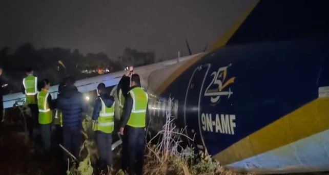 Die verunglückte ATR 72 von Buddha Air: Überschoss die Landebahn in Bhadrapur.