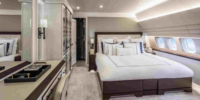 Zwei Schlafzimmer stehen zur Verfügung, die beide mit eigenen Bädern ausgestattet sind.