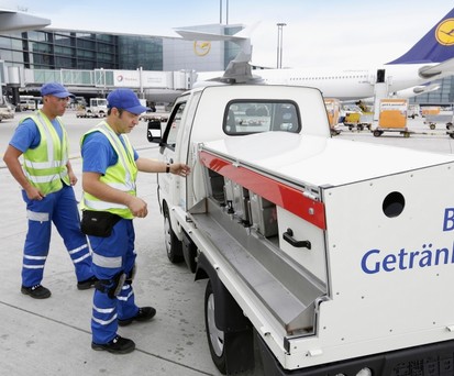 Getränkewagen in Frankfurt: Auf dem Vorfeld wird es heiß.