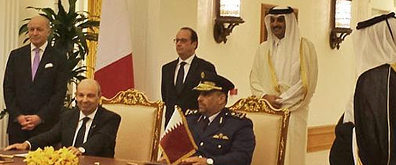 Präsident François Hollande bei der Unterzeichnung des Vertrages: Gut für Frankreichs Industrie.