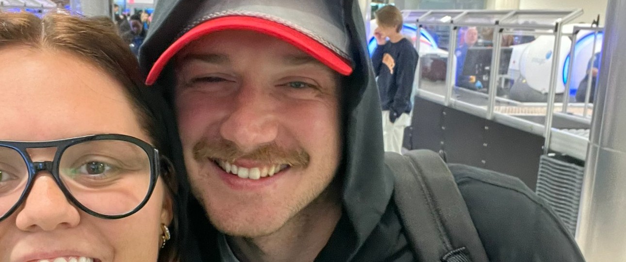 Countrystar und Fan bei der Flughafensicherheit: In Nashville nicht unwahrscheinlich.