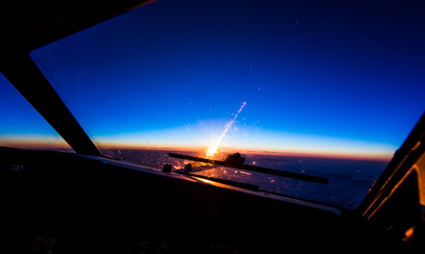 Blick aus dem Cockpit: Manchmal ist es besser, wie geplant weiterzufliegen, wenn beim Cockpitpersonal jemand ausfällt.