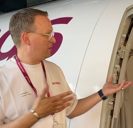 Eurowings-Trainer Jörn Siepmann im neuen Center: Wird hier künftig Kabinencrews schulen.