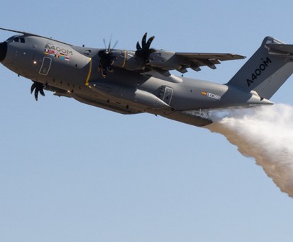 Der Airbus A400 M bei einem Testflug als Löschflugzeug: Die Maschine kann ...