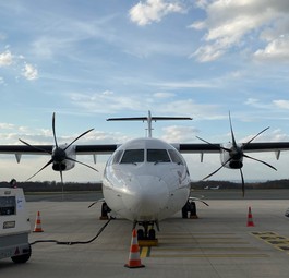 ATR 72 der damaligen Green-Airlines-Partnerin Chalair im März 2021 am Flughafen Paderborn: Künftig soll der Fokus mehr auf dem Airport Weeze liegen.