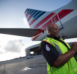 Angestellter von American Airlines Die Fluglinie schichtet um.