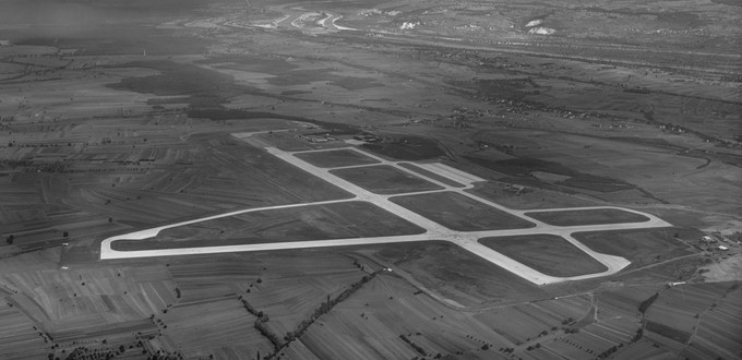 Auf diesem Bild aus dem September 1953 sind die Pisten des Airports gut zu erkennen.