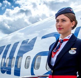 Russische Flugbegleiterin von Azur Air: Die Fluglinie bekommt eine deutsche Schwester.