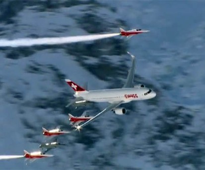A320 schwebt an schroffen Felswänden entlang