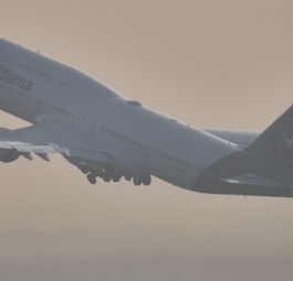 Boeing 747 von Lufthansa: Vertreibt sich die Zeit in Johannesburg mit Kerosin-Beschaffung.