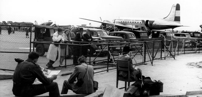 Bereits drei Monate nach Kriegsende wurde der Flughafen wiedereröffnet, hier ein Bild von 1946.