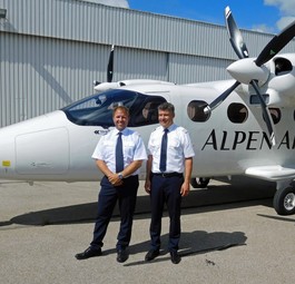 Die Gründer und Inhaber Simon Ambrosius (links) und Moritz Reuter (rechts) vor ihrer Tecnam P2012 Traveller.