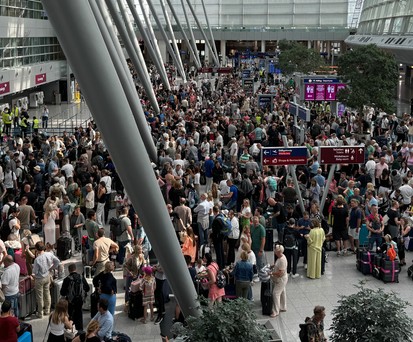 Flughafen Düsseldorf am Freitagmorgen: Betroffen und sehr voll.