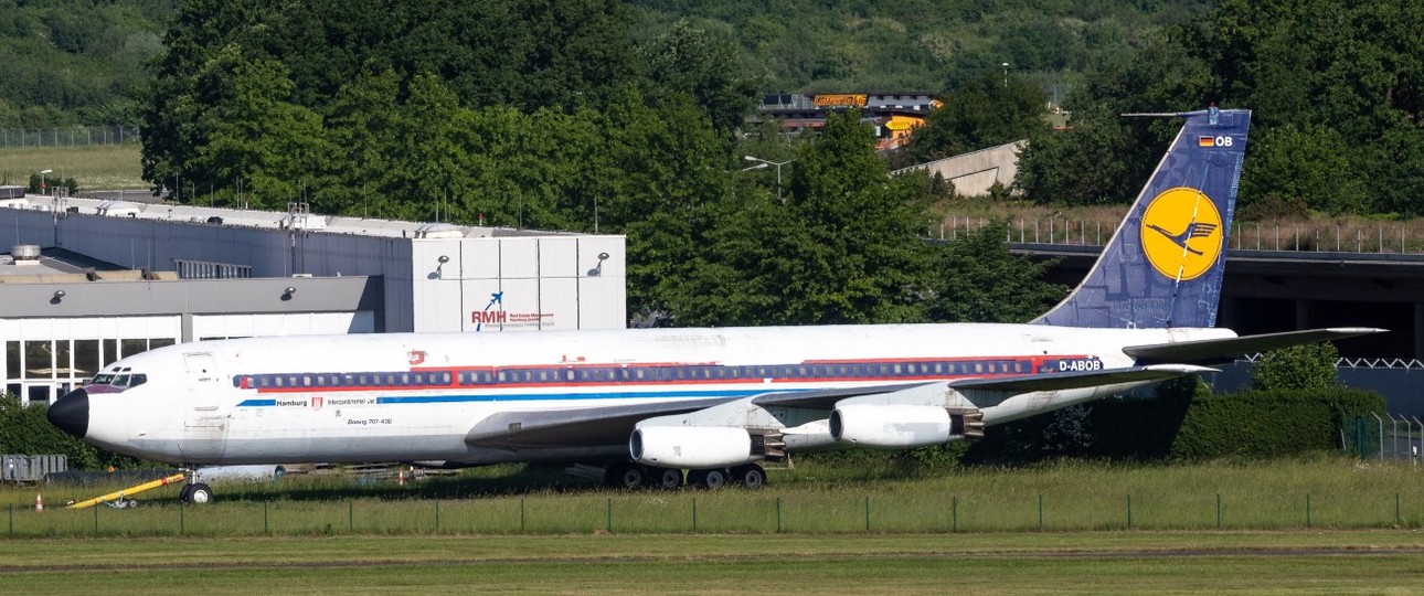Die Boeing 707 am Flughafen Hamburg: Das Flugzeugzeug wurde für die Zerlegung von seinem bisherigen Standplatz ...