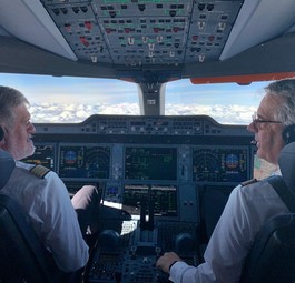 Die Kapitäne Martin Hoell und Georg Obermaier auf dem Flug nach Mallorca: Ungewöhnlicher Einsatz.