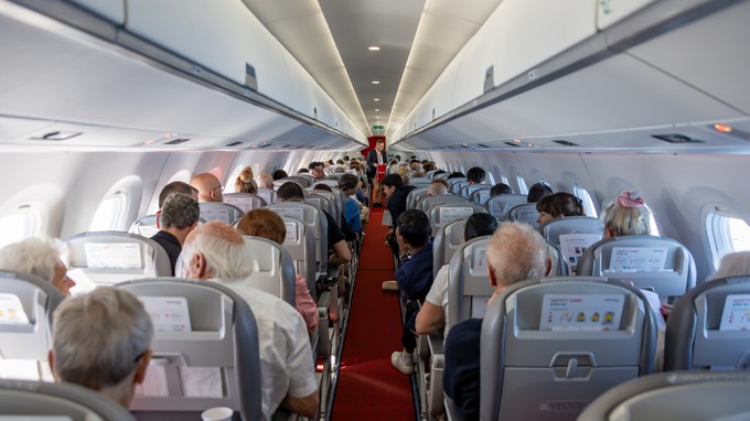 Während des Erstfluges gibt es mehrere Aktionen, etwa die Verlosung von Urlaubsreisen.