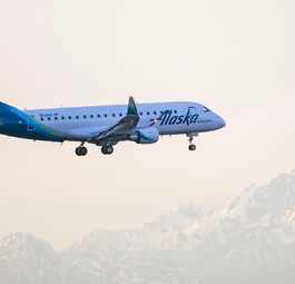 Flieger von Alaska Airlines: Von Seattle über Dallas nach Houston.