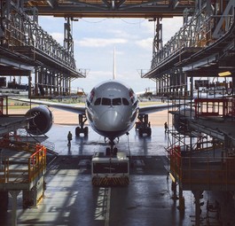 Dreamliner von British Airways in der Wartung: Sechs Flieger müssen ab Boden bleiben.