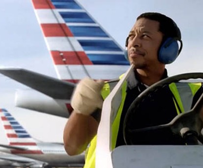 Bodenmitarbeiter vor Jets von American Airlines: Ob die Fluggesellschaft  A350 erhält, ist unklar.