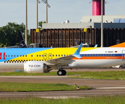 Die D-AMAH: Vorne Tuifly-Design, in der Mitte HLX, hinten Hapag-Lloyd Flug. Die ...