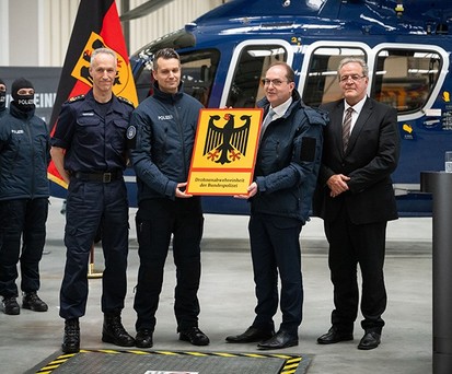 Bundesinnenminister Alexander Dobrindt (Mitte) bei der Indienststellung der neuen Drohnenabwehreinheit: An acht Flughäfen werden Detektionsanlagen installiert
