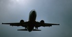 Flugzeug bei Wolkenlage: So kann Regen entstehen