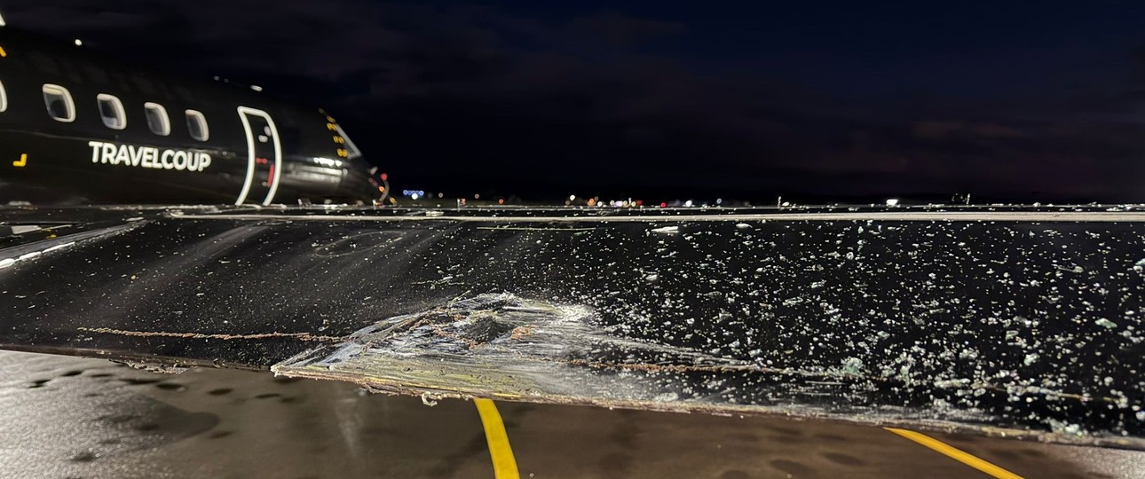 Embraer ERJ-135 von Travelcoup: Das Flugzeug ist mit einem Bodenfahrzeug kollidiert.