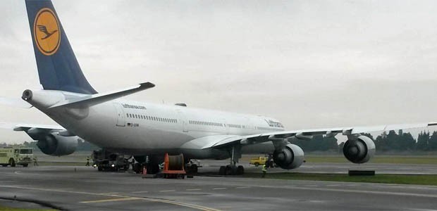 Der festgefahrene Airbus A340: Inzwischen wurde er abgeschleppt.