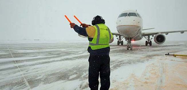 Flieger von United Airlines im Schneesturm: Die Airline sucht noch immer Kurzstreckenflieger.